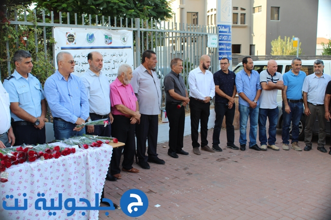 انتظام الدراسة في ثانوية جلجولية واستقبال الطلاب بالورود